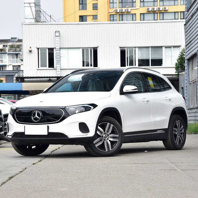 Mercedes hyppää maastoauto