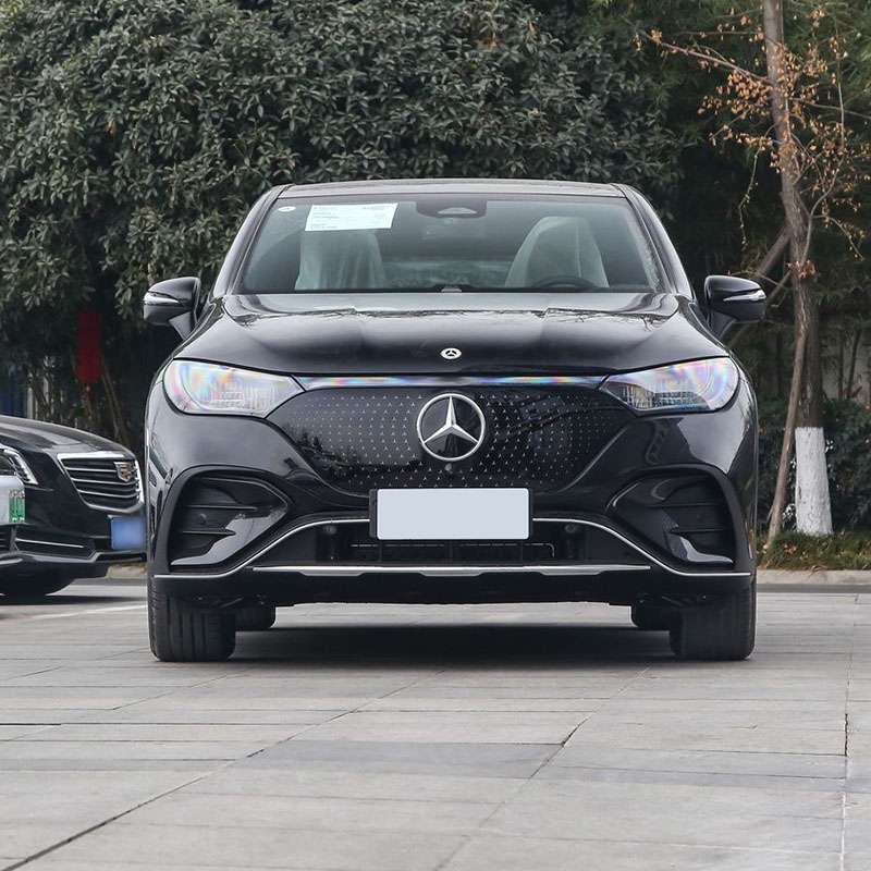 Mercedes Lataa maastoauto